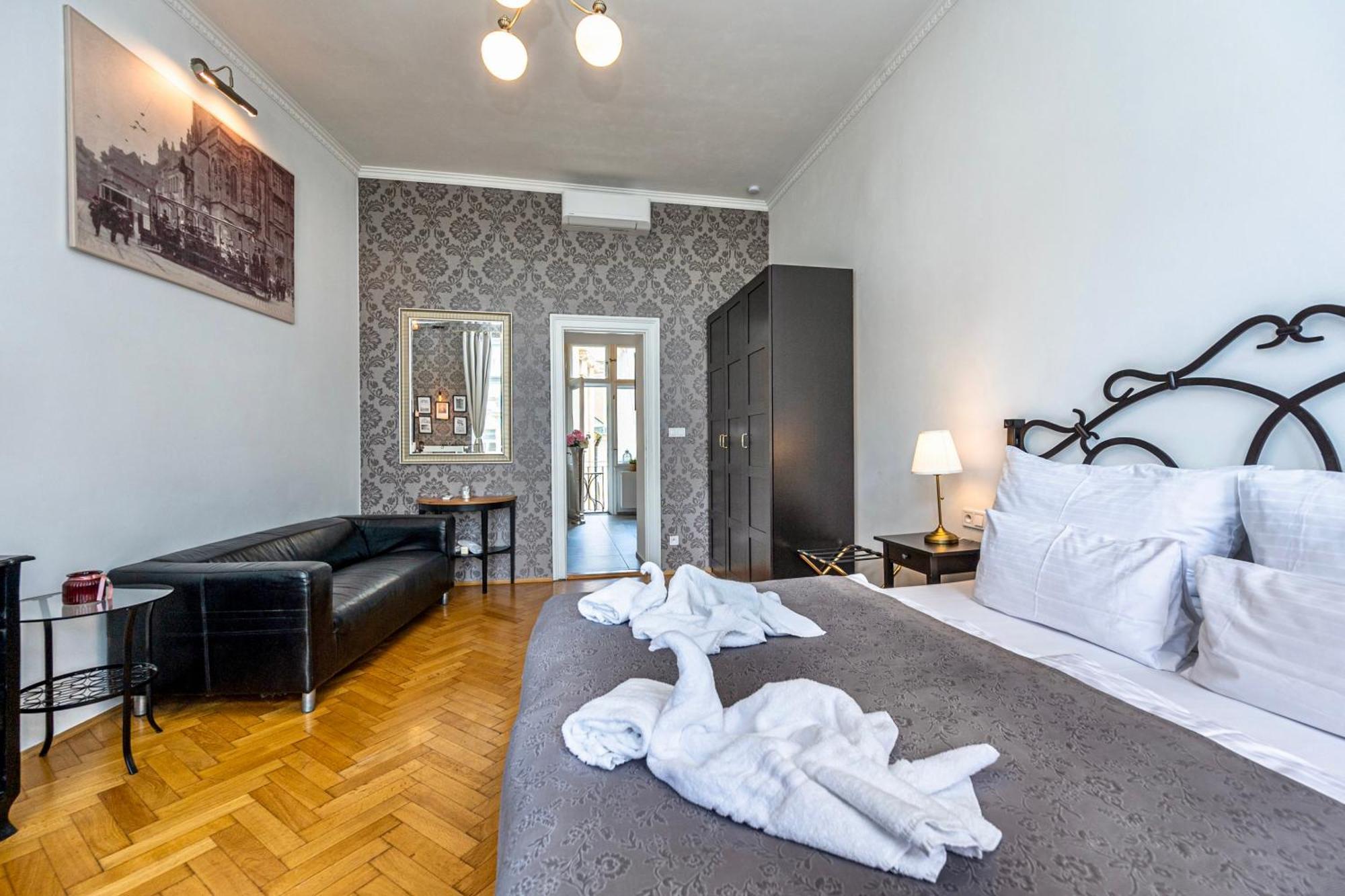 The Old Town Square & Parizska Apartments Prague Exterior photo